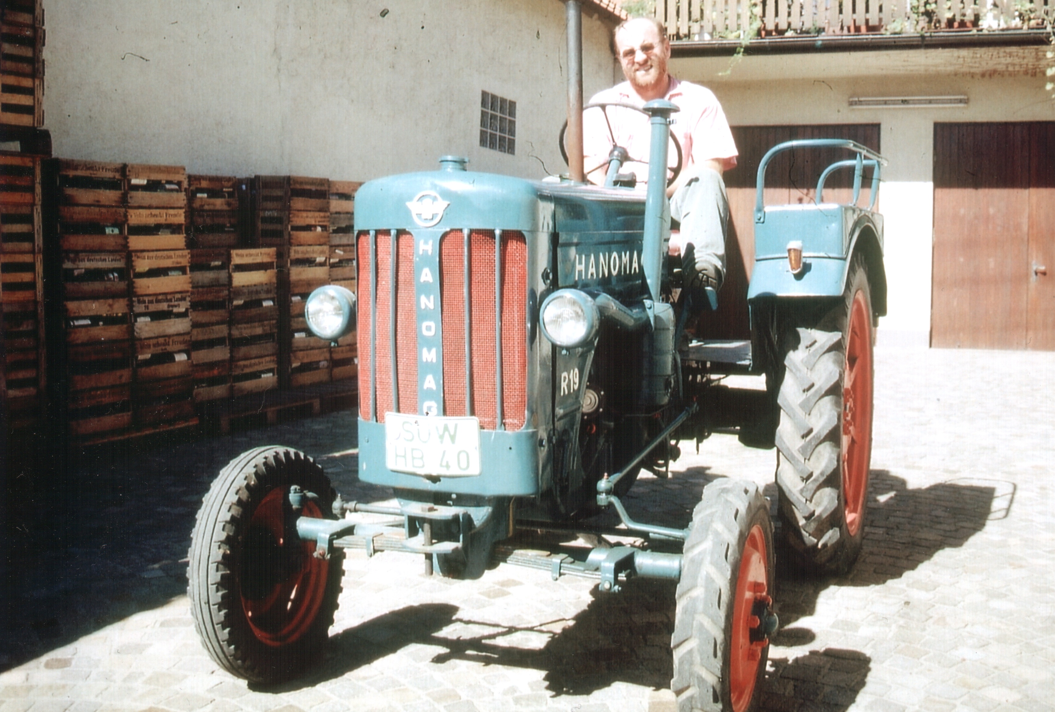 Hans Bosch mit seinem Hanomag-Traktor